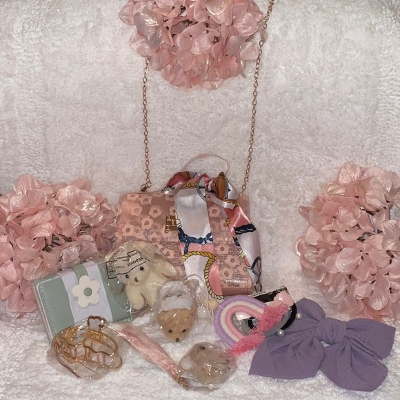 Waterproof small shoulder/arm bag with accessories - Picture 3 of 16